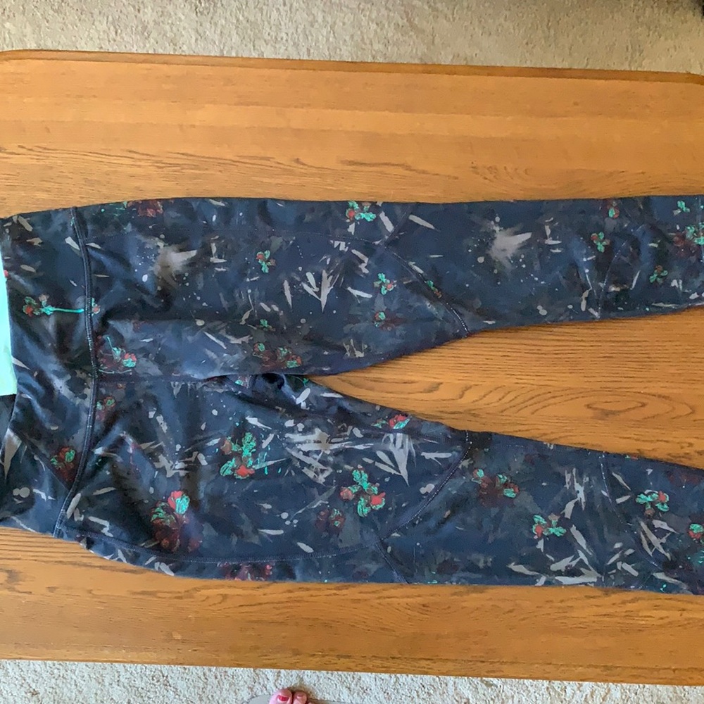 Xs Oakley Capri workout pants